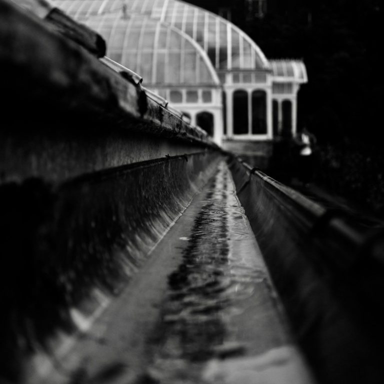 Rinnen- und Ablauf-Systeme in Burgdorf & Region Hannover – Regen- und Schmutzwasser-Lösungen von Vier Jahreszeiten Gartenservice.