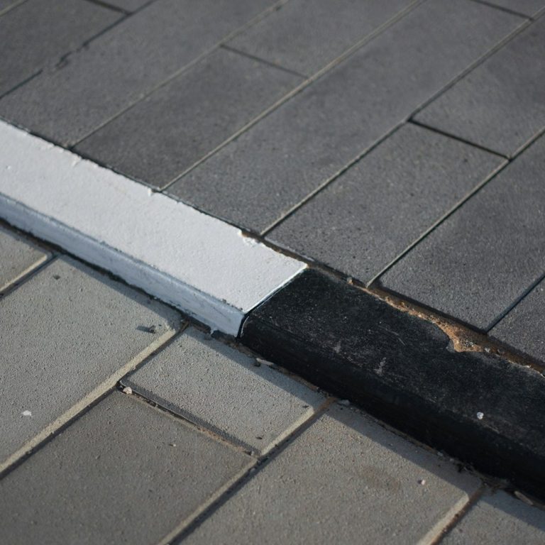 Fachgerechte Pflasterarbeiten für private und gewerbliche Außenanlagen in Burgdorf – Vier Jahreszeiten Gartenservice.