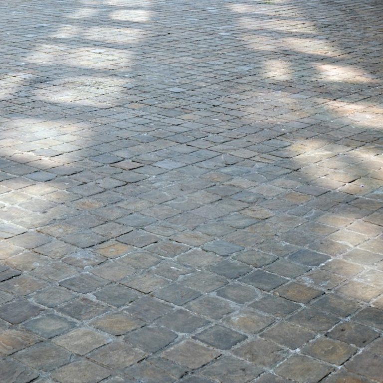 Wegebefestigung in Burgdorf & Region Hannover – fachgerechte Pflasterarbeiten von Vier Jahreszeiten Gartenservice.